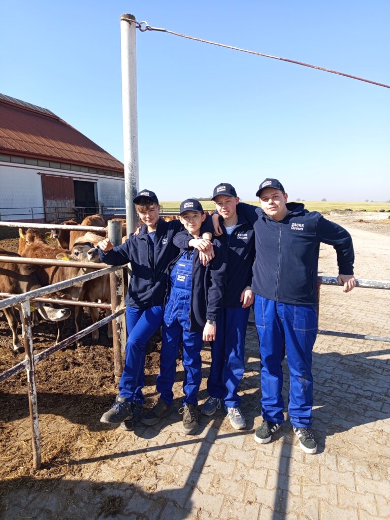 Zajęcia terenowe w technikum rolniczym.